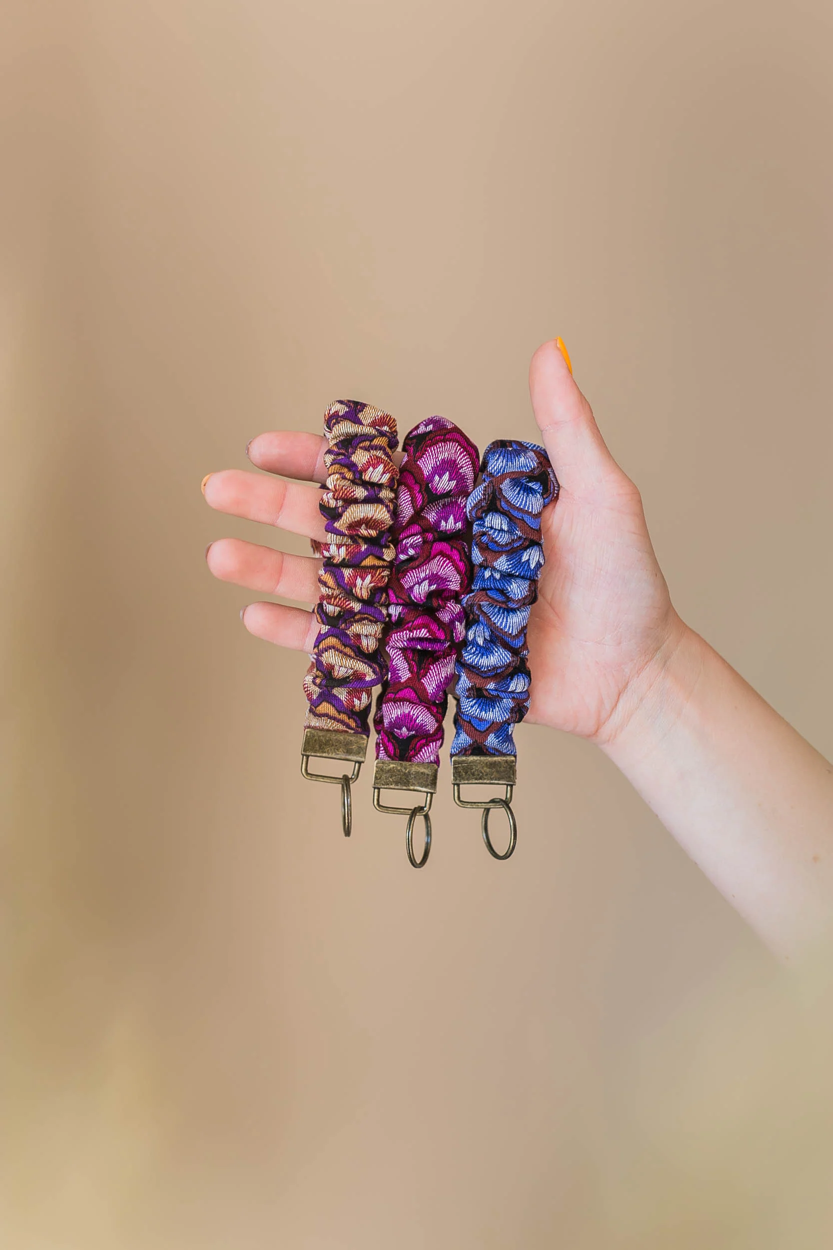Scrunchie sleutelhanger - Pauw Paars/Beige - Image 3